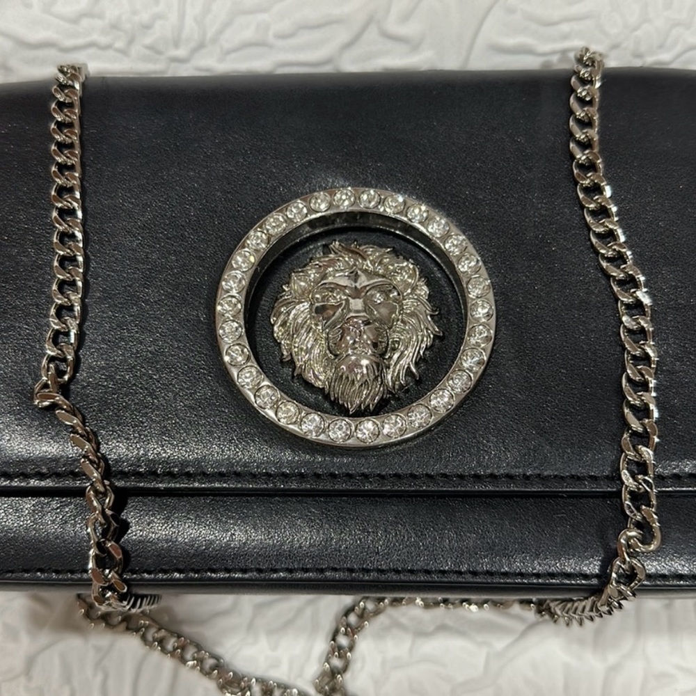 Versace shoulder bag in excellent conditions.